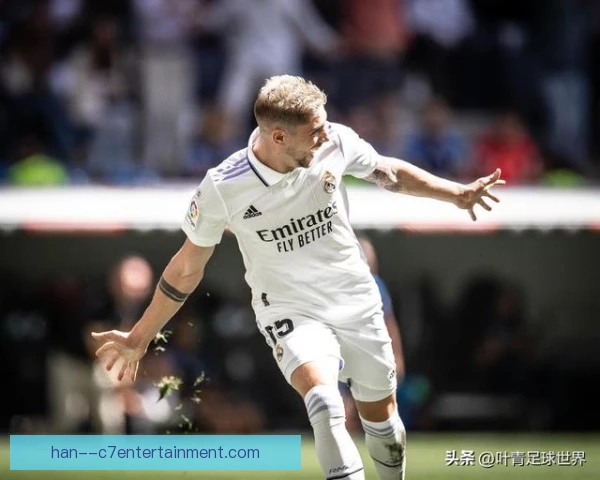 巴尔韦德门将飞身扑救，神勇表现拯救球队